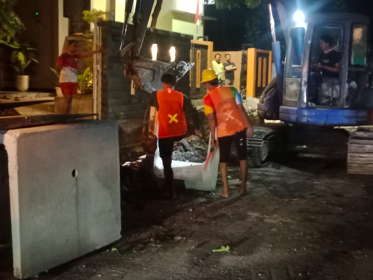 Proyek Milyaran Di Kelurahan Pakal Disorot, Para Pekerja Sampingkan K3