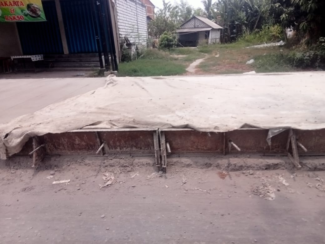 Proyek Peningkatan Jalan Morowudi-Benjeng Mengganggu Pengguna Jalan,Kontraktor Salahkan Warga