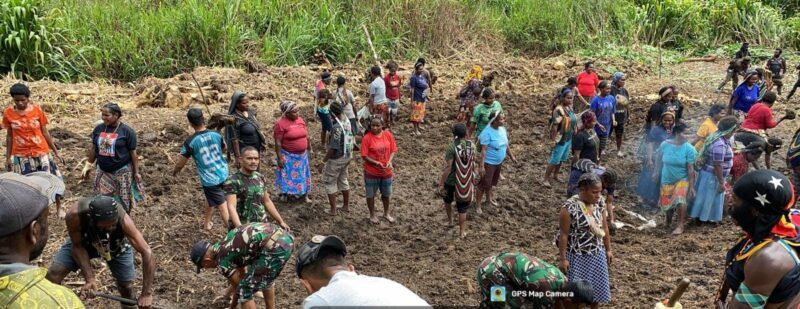 Satgas Yonif 611/Awang Long Bersama Warga Arwanop Gotong Royong Siapkan Lahan Penambahan Ruang Kelas