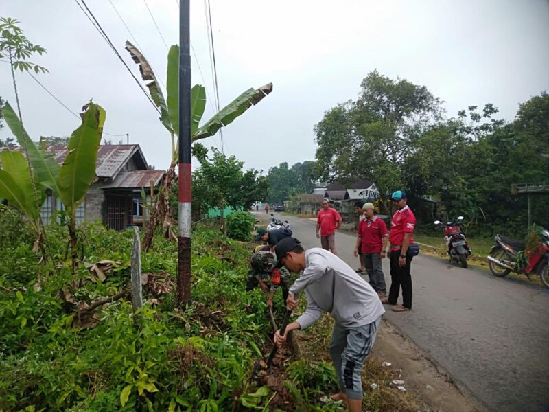 Peduli Lingkungan Bersama Masyarakat Personel Kodim 1009/Tanah Laut Gotong Royong Bersihkan Jalan Desa