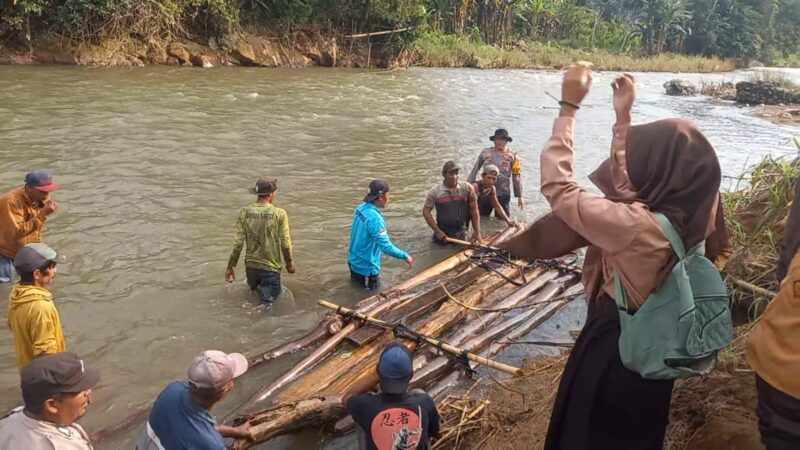 Polisi dan Warga Bantu Seberangkan Anak Sekolah di Jember Gunakan Bambu Rakit Akibat Jembatan Putus