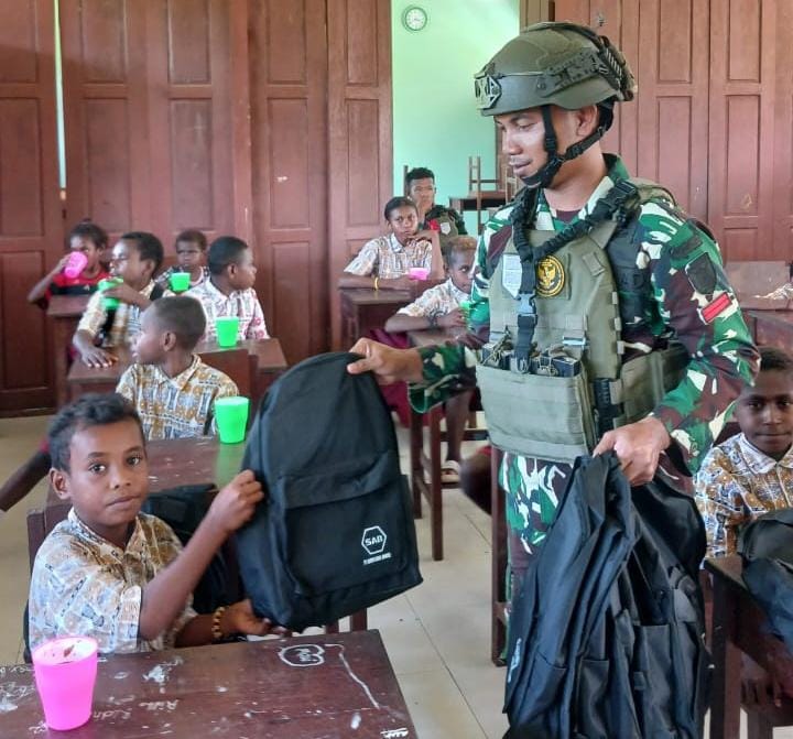 Bertempat di SD Impres Nayaro, Satgas Yonif 611/Awang Long bagikan Tas Sekolah untuk Siswa-Siswi, sebagai wujud kepedulian untuk Pendidikan diwilayah tersebut, Kab. Mimika, Papua Tengah