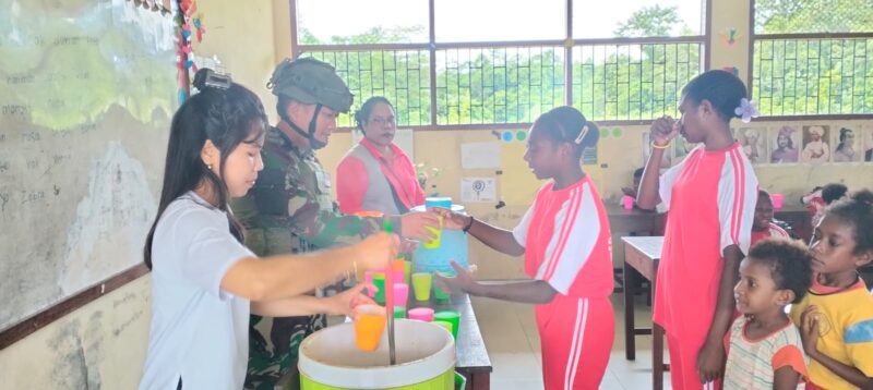 Dukung Pemenuhan Gizi, Satgas Yonif 611/Awang Long Bagikan Bubur di SD Inpres Nayaro