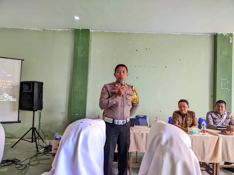 Police Goes To School: Kasat Lantas Polres Sampang Lakukan Dikmas Lantas ke Sekolah SMA Negeri 1 Ketapang