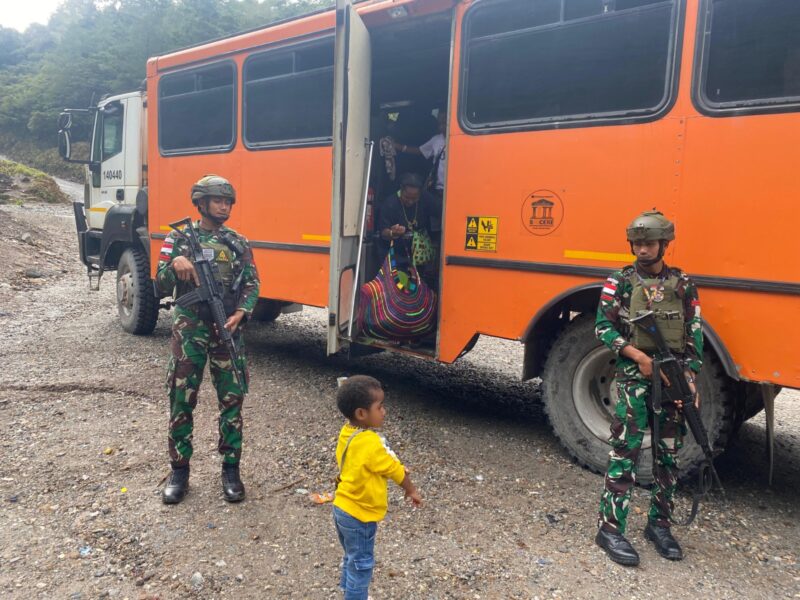 Dukung Kesejahteraan Masyarakat, Satgas Yonif 611/Awang Long Menggelar Kegiatan Pengawalan Bus