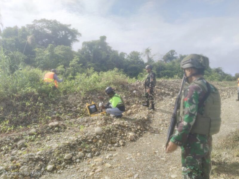 Pastikan Operasional Berjalan Lancar, Satgas Yonif 611/Awang Long Lakukan Pengamanan Survei Pengukuran Tanggul