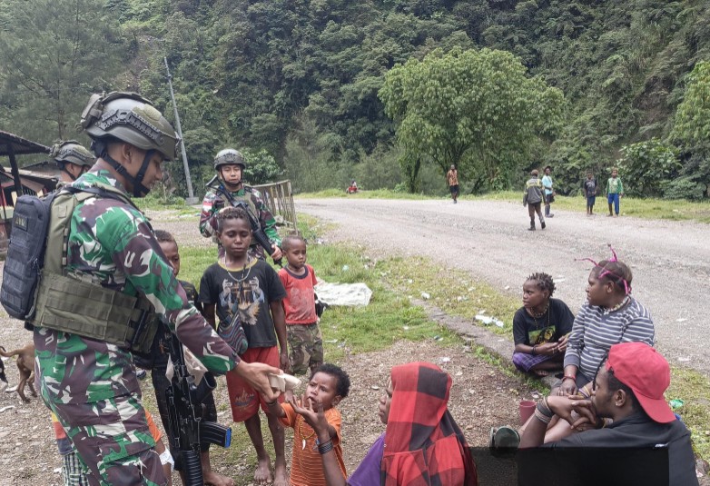 Satgas Yonif 611/Awl, Jum'at Berkah Pererat Hubungan TNl dan Masyarakat Mimika