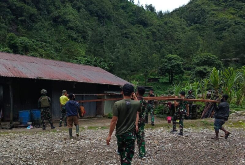 Kepedulian Satgas Yonif 611/Awang Long Bersama Masyarakat Gotong Royong Pembangunan Gereja Kimbeli