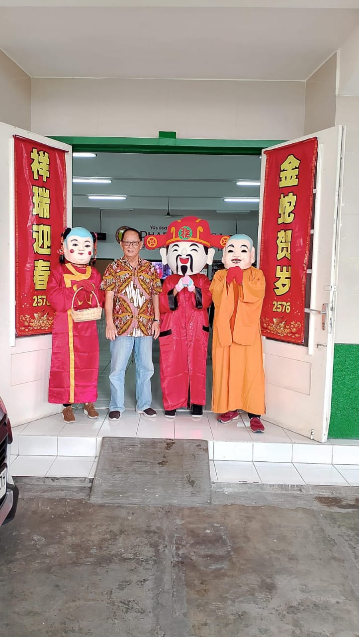 Yayasan Dharma Warga Bagikan Angpao Kebahagiaan dan Sembako