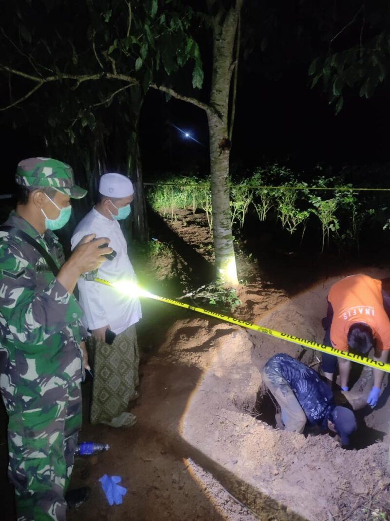 Personel Kodim 1009/Tla Bantu Evakuasi Temuan Mayat Di desa Binaan