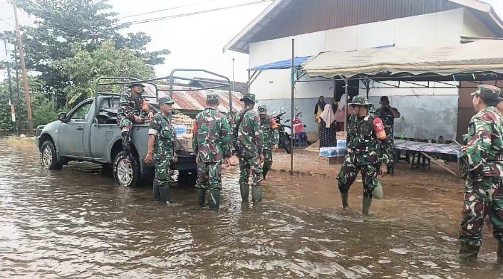 Selain Bantu Tenaga Kodim 1009/Tanah Laut Juga Salurkan Bantuan Logistik Kepada Korban Bencana Banjir