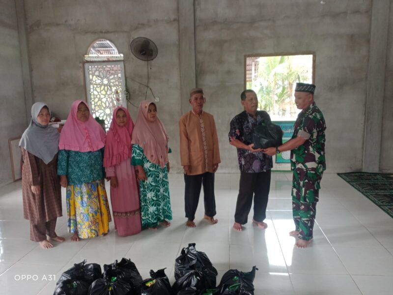 Koramil 06/Selakau Bersama UPZ (Unit Pengumpul Zakat) Selakau Salurkan Bantuan Korban Banjir Desa Sungai Daun.