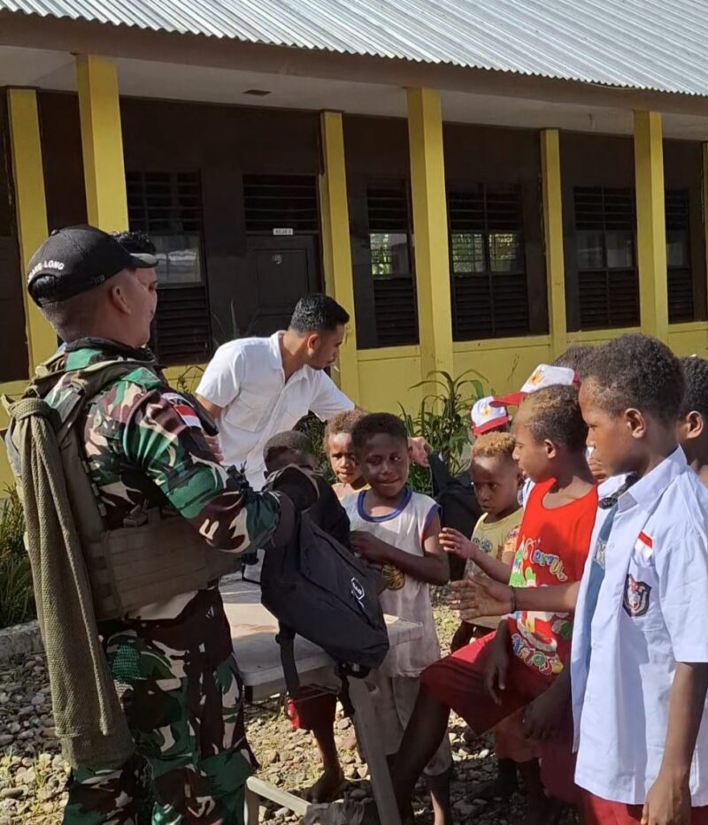 Satgas Yonif 611/Awang Long, Gelar Binter Dengan Membagikan Sarana Penunjang Sekolah