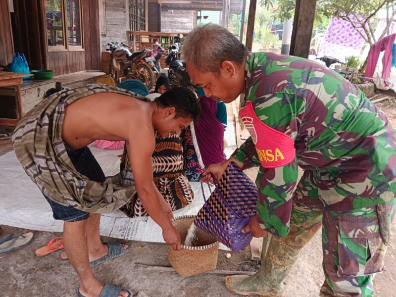 Hangatnya Kebersamaan! Babinsa dan Warga Desa Panaan Kompak di Tradisi 