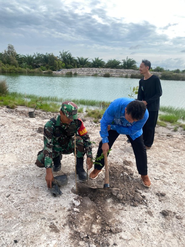 Personel Kodim 1009/Tanah Laut Mengikuti Penanaman Pohon Yang Diinisiasi Oleh DPRKPLH Tanah Laut