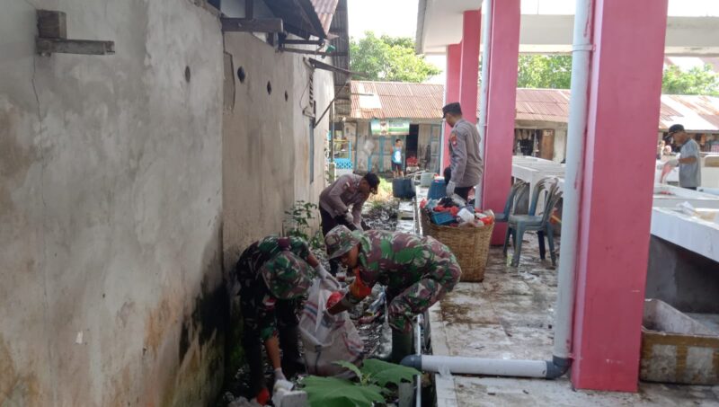 Ciptakan Lingkungan Bersih Dan Sehat Koramil 04/Jawai Dan Forkopimcam Jawai Selatan Laksanakan Karya Bakti Di Pasar Matang Suri