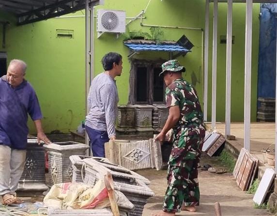 Jum'at Berkah Personel Kodim 1009/Tla Gotong Royong Bangun Sarana Tempat Wudhu Mushola Al Ikhlas Desa Panggung