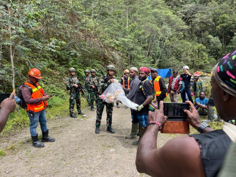 Pentingnya Kebutuhan Air Bersih, Satgas Yonif 611/Awang Long Bersama Tim CLO Gelar Gotong Royong Perbaikan Bendungan Air