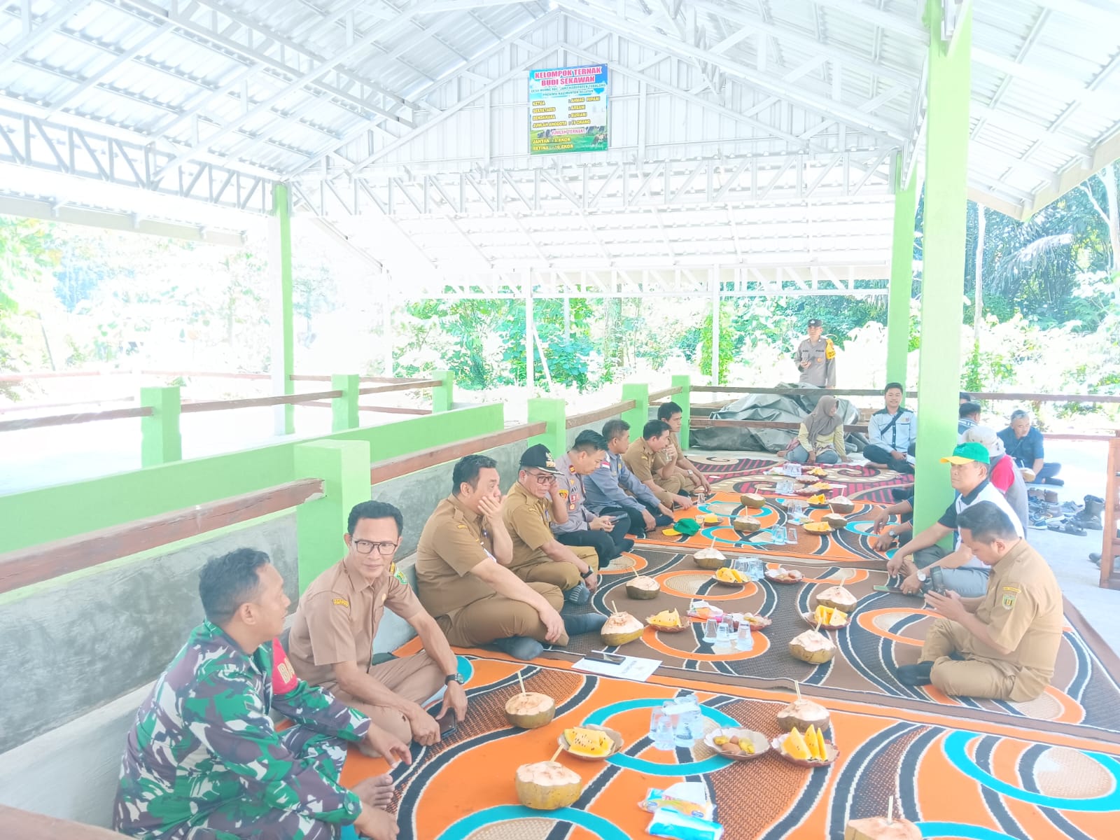 Perkuat Ketahanan Pangan, Babinsa Koramil 1008-01/Muara Uya Dukung Pengembangan Peternakan