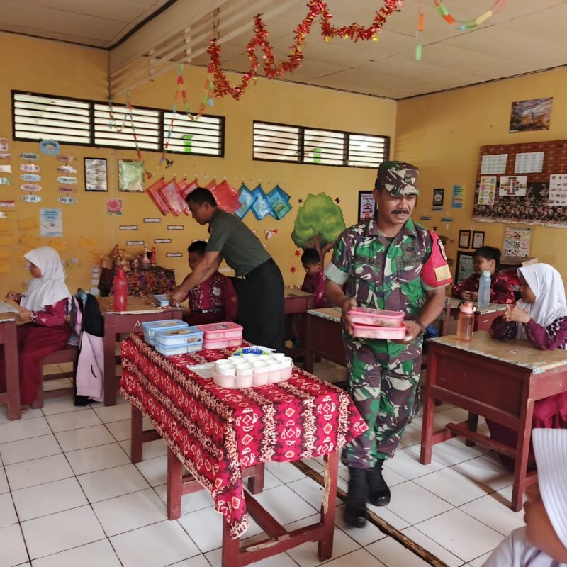 Hari Kedua Personel Kodim 1009/Tanah Laut Kawal Uji Coba Makan Gratis Kepada Siswa Siswi SDN Pabahanan