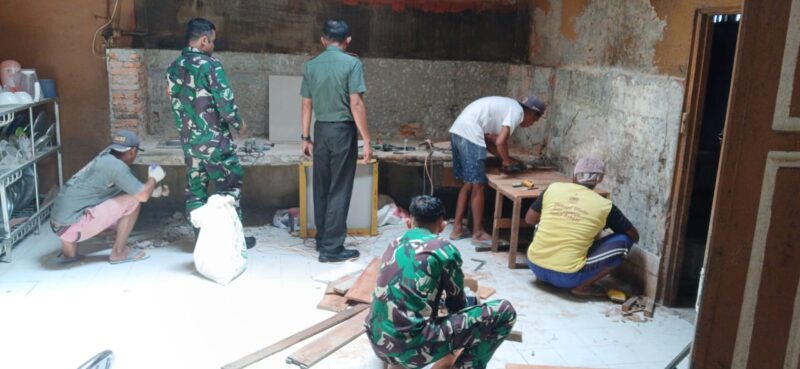 TNI Bersama Warga Gotong Royong Perbaiki Dapur Panti Asuhan Amal Shaleh