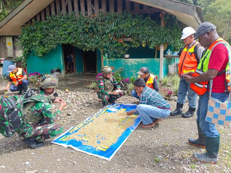 Edukasi Program Pemerintah, Satgas Yonif 611/Awang Long Dampingi CLO PT. FI Pemberdayaan Masyarakat di Desa Opitawak