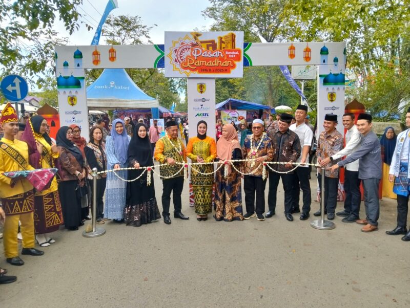 Pasar Ramadhan Keramat Barabai Resmi Dibuka, Dandim 1002/HST Ikut Menyemarakkan