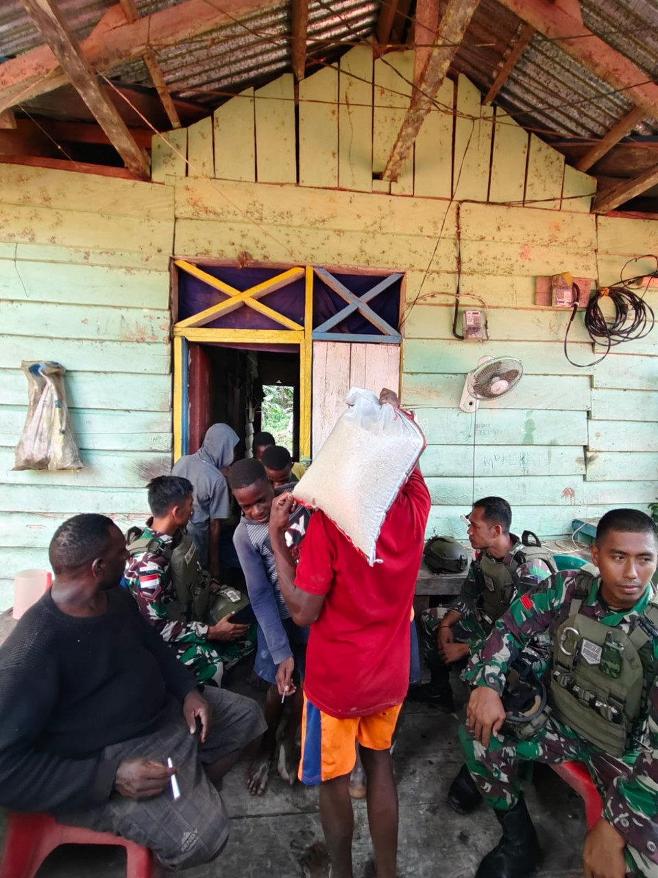 Wujud Solidaritas, Satgas Yonif 611/Awang long Melaksanakan Anjangsana Sekaligus Beri Bantuan Masyarakat Yang Berduka