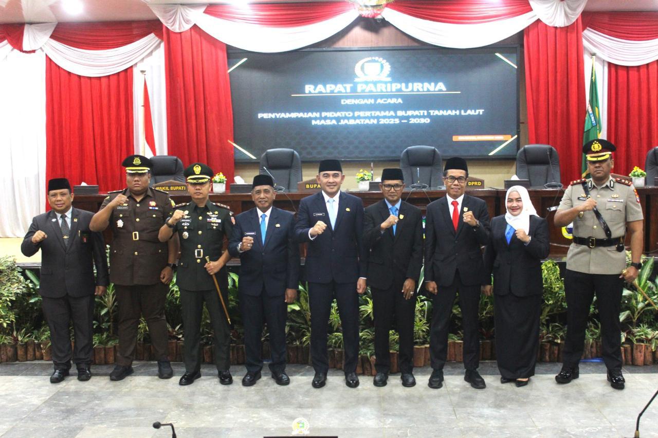 Dandim 1009/Tanah Laut Menghadiri Rapat Paripurna DPRD Acara Penyampaian Pidato Pertama Bupati Tanah Laut