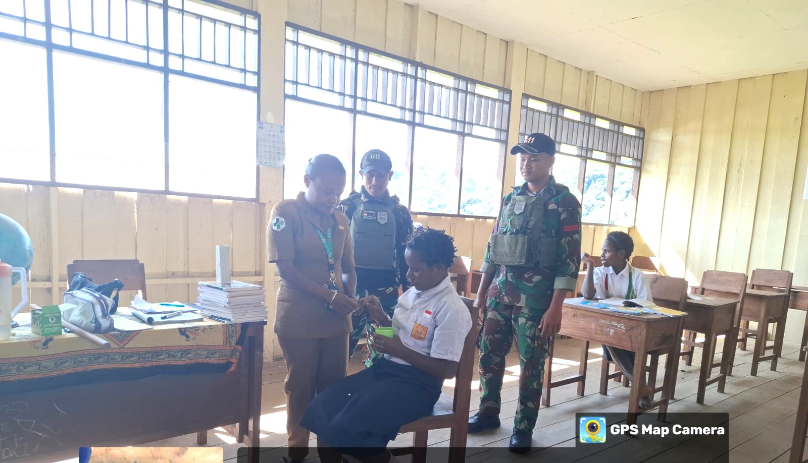 Dampingi Tenaga Kesehatan Puskesmas Jila, Satgas Yonif 611/Awang Long Turut Bagikan Suplemen Siswi SMP Jila