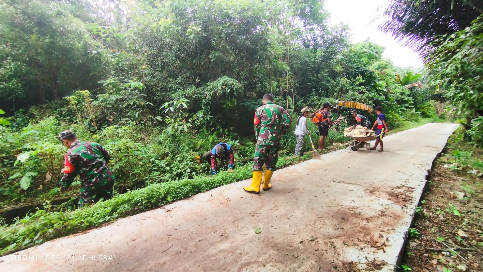 Gotong Royong Bersama Koramil, Warga Desa Muara Uya Bersihkan Lingkungan