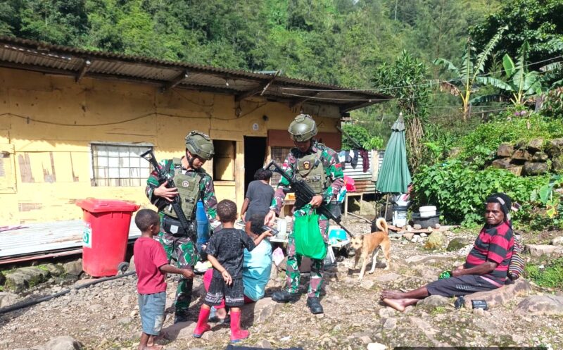 Peduli Kesehatan dan Gizi Anak, Satgas Yonif 611/Awang Long Bagikan Makanan Bergizi