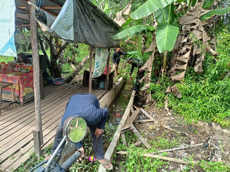 Aksi Babinsa dan Warga Desa Takulat: Bersihkan Parit untuk Mencegah Bencana Banjir