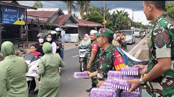 Kepedulian dan Kebersamaan di Bulan Ramadhan, Koramil 1008-05/Kelua Bagikan Takjil
