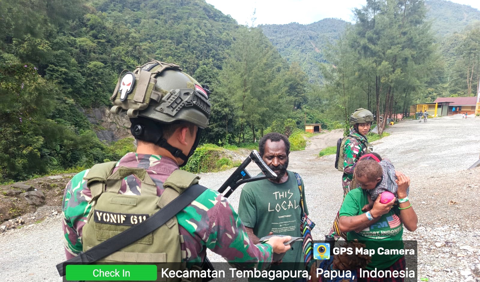 Tingkatkan Kemanunggalan TNl Rakyat, Personil Satgas Yonif 611/ Awang Long Jalin Komunikasi Sosial Warga Mimika