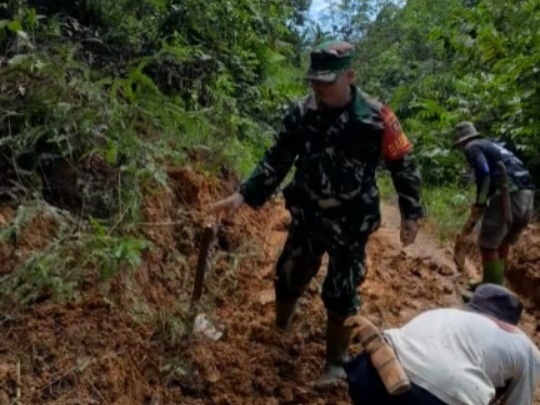 Respon Cepat Babinsa dan Warga: Akses Jalan Murung B Pulih dari Longsor dalam Hitungan Jam