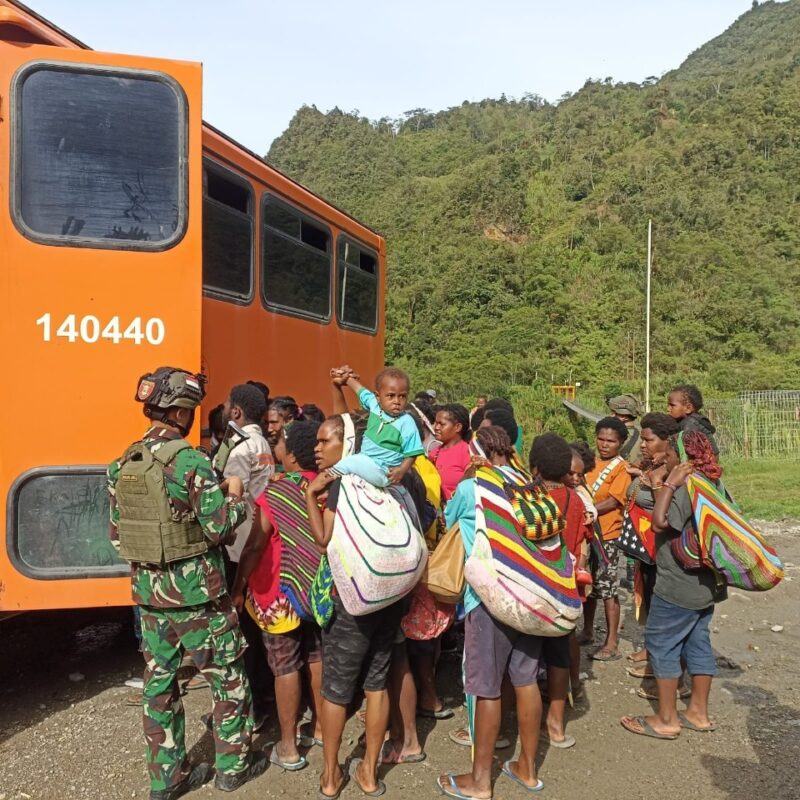 Pastikan Kenyamanan Warga, Satgas Yonif 611/Awang Long Melaksanakan  Pengawalan Bus Masyarakat 