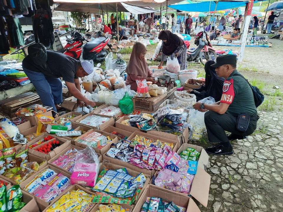Jelang Lebaran, Babinsa Aktif Pantau Harga Sembako di Pasar Tradisional