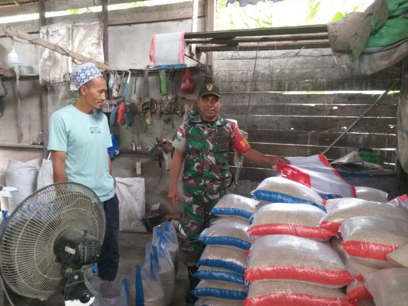 Waspadai Pedagang Nakal Pada Bulan Ramadhan, Anggota Koramil 04/Jawai Cek Harga Dan Stok Beras Di Tempat Kepenggilingan