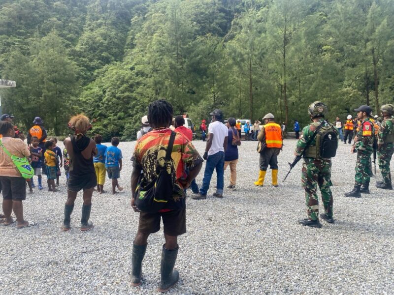 Satgas Yonif 611/Awang Long Bersama Badan Penanggulangan Bencana Daerah Berikan Penyuluhan Penyelamatan Bencana di Kampung Banti