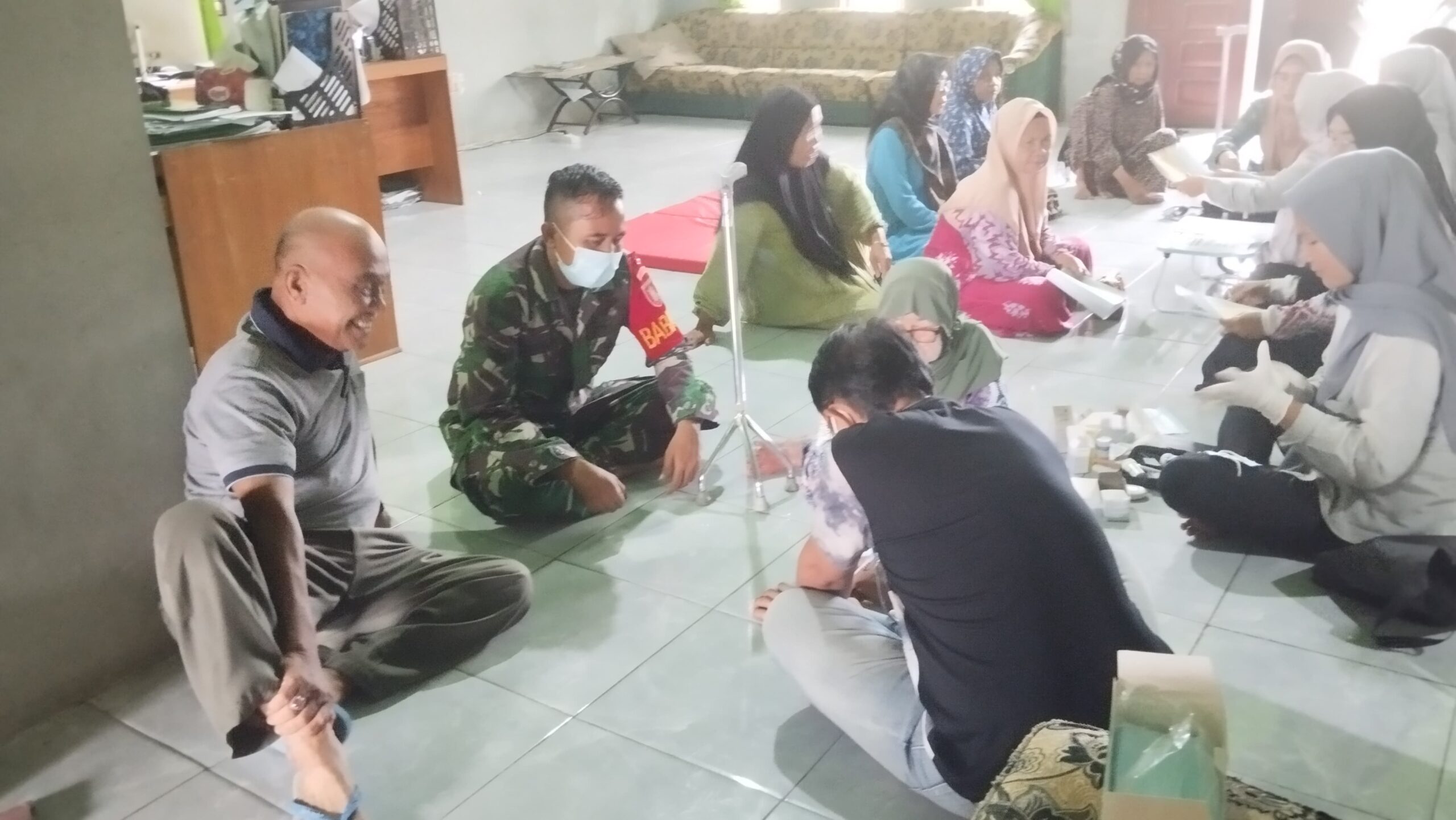 Babinsa Koramil 1002-08/Labuan Amas Utara Dampingi Posbindu Warga Binaan di Desa Kasarangan