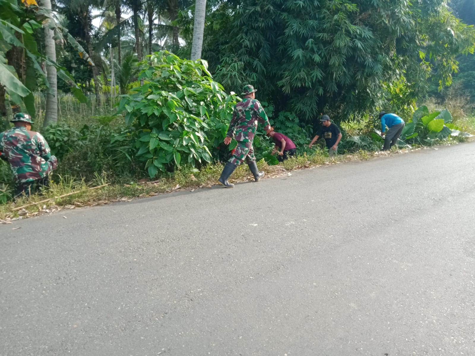 Gotong Royong Babinsa dan Warga Jamil : Parit Bersih, Banjir Terhindar