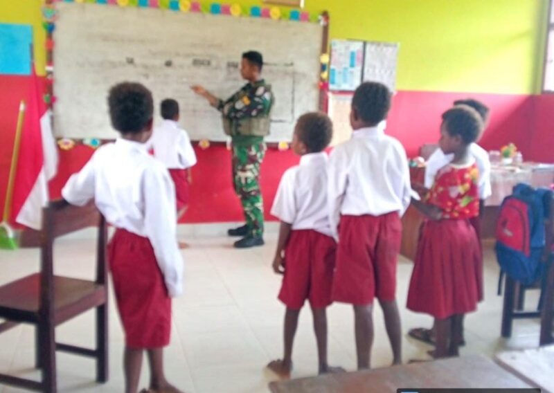 Tingkatkan Motivasi Belajar, Personel Satgas Yonif 611/Awl Berikan Bimbingan Kepada Siswa di Distrik Mimika