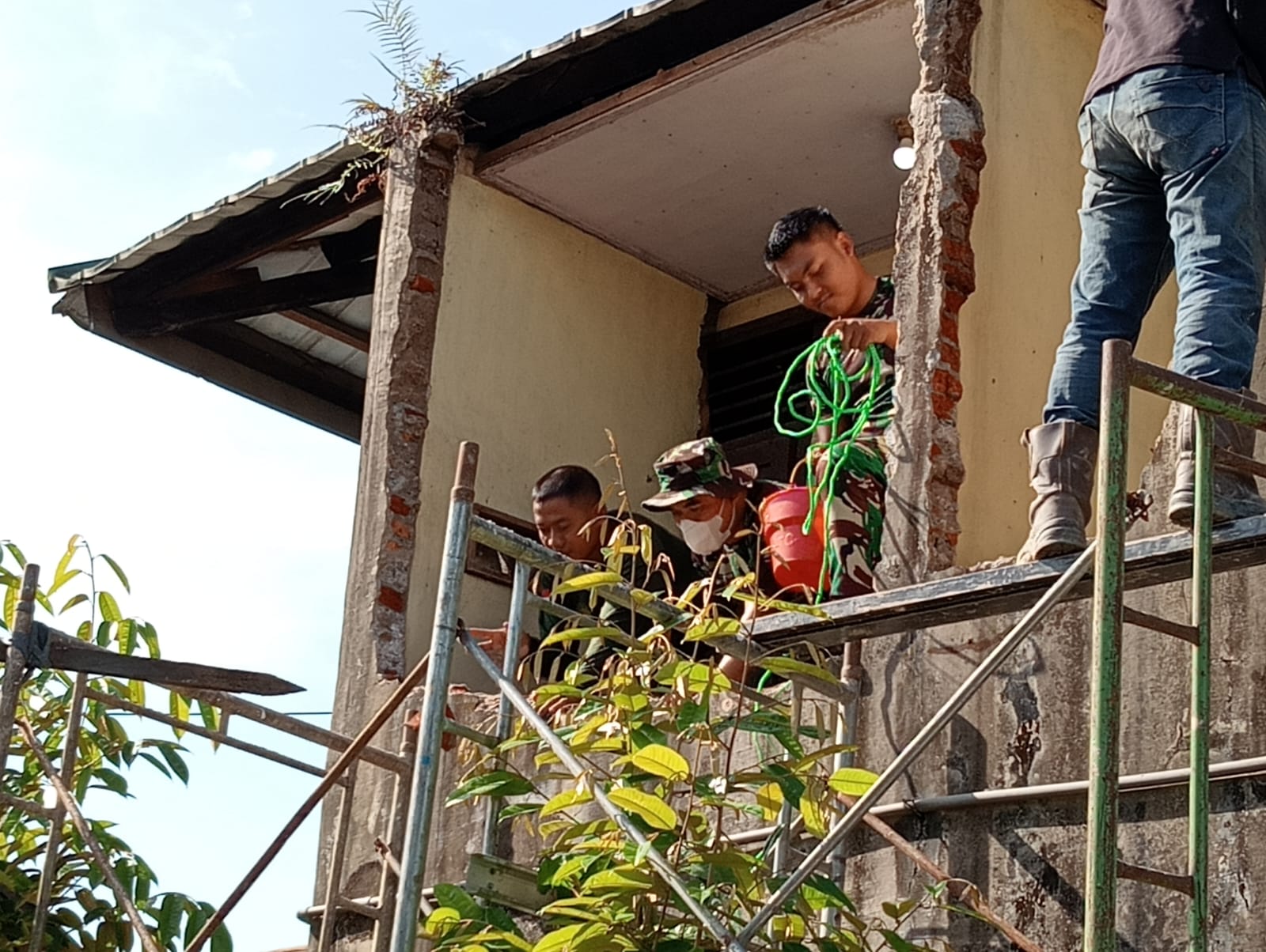 Perehaban Panti Asuhan Amal Shaleh oleh Kodim 1008/Tabalong Masuki Tahap Pembongkaran WC dan Kamar Mandi