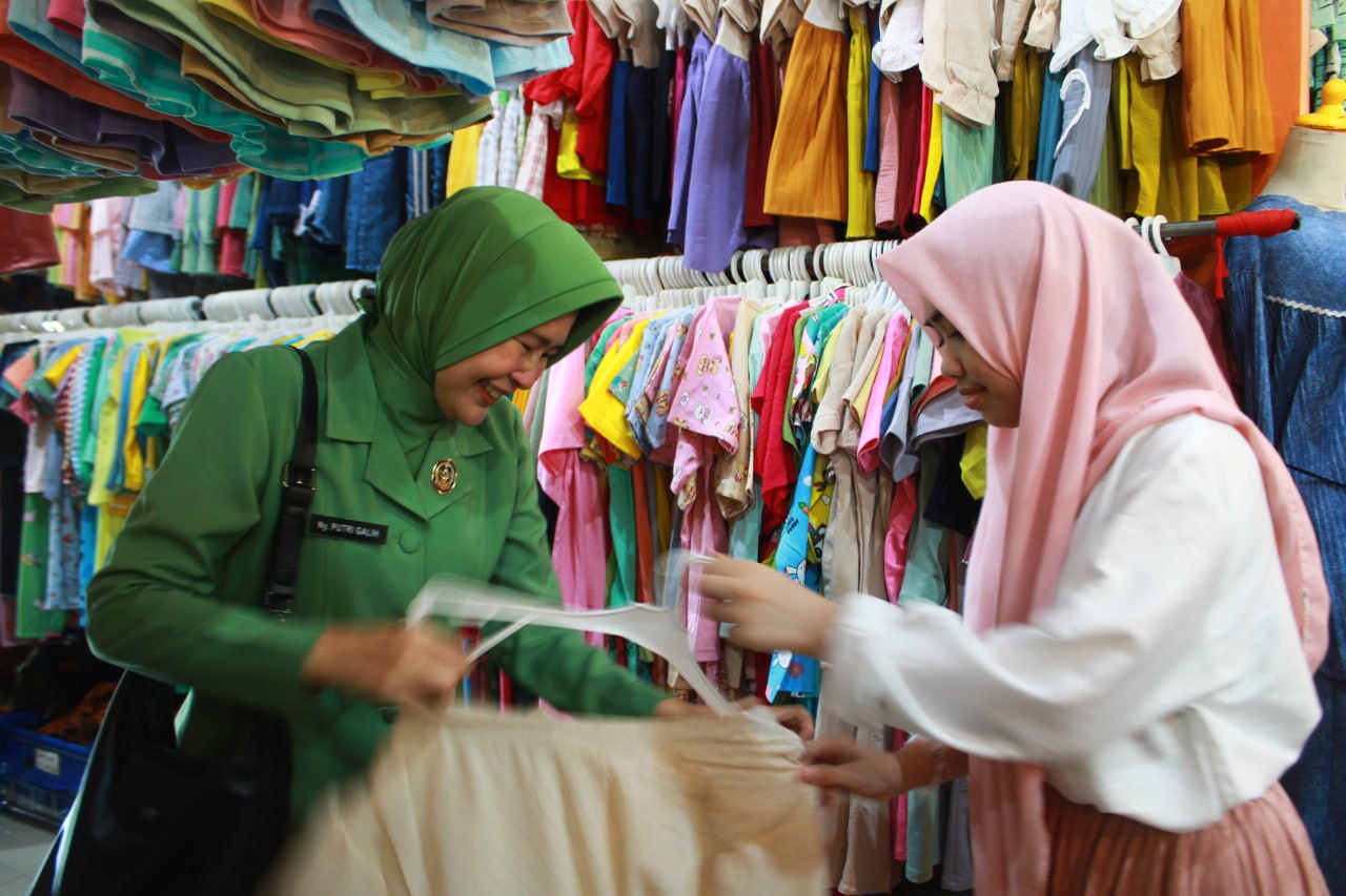 Persit Tabalong Tunjukkan Kasih Sayang dengan Ajak Anak Panti Asuhan Belanja Baju Lebaran