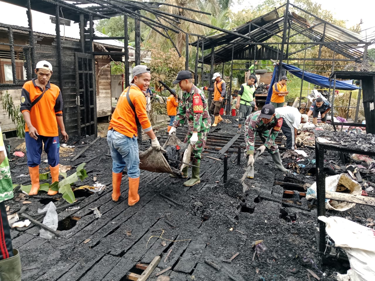 Aksi Cepat Tanggap, Koramil, DLH dan Warga Bersihkan Lokasi Kebakaran