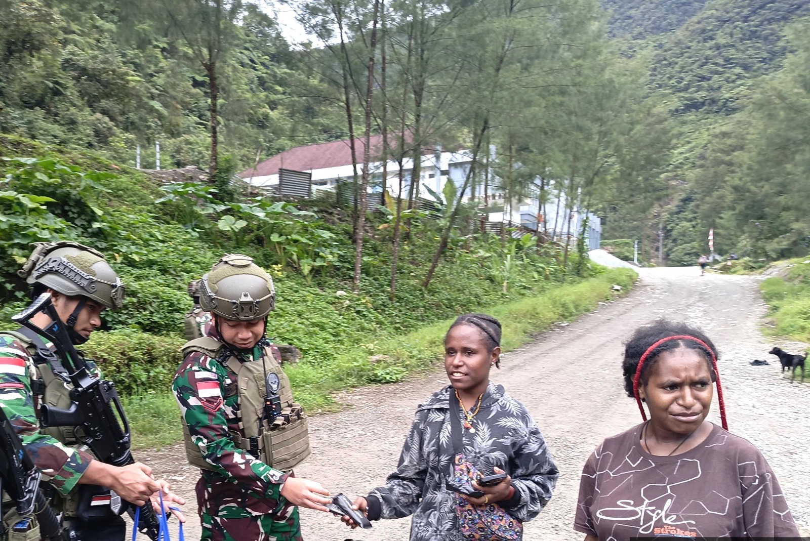 Ciptakan Kemanunggalan TNI Rakyat, Satgas Yonif 611/ Awang Long Melaksanakan Jum’at Berkah