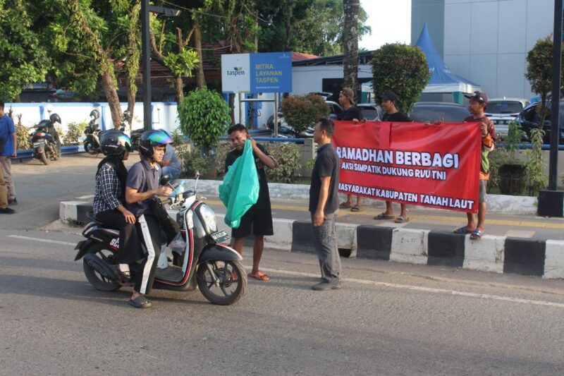 Aksi Simpatik Masyarakat Tanah Laut Dukung RUU TNI Dengan Melaksanakan Kegiatan Sosial Berbagi Takjil Gratis