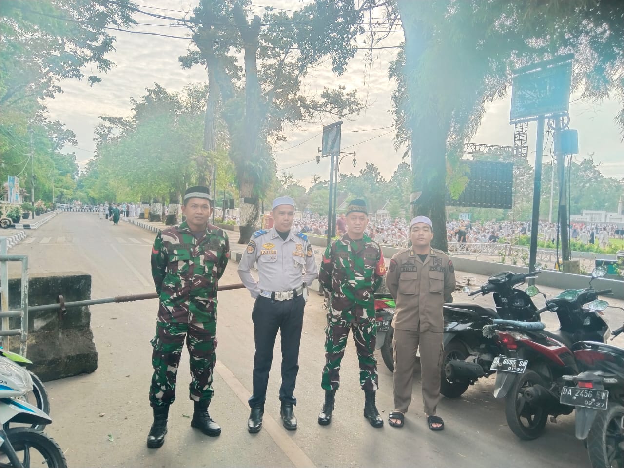 Babinsa-Bhabinkamtibmas Amankan Sholat Ied 1446 H di HST