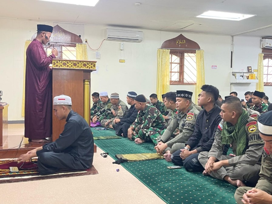 Jalin Sinergitas, Satgas Yonif 611/Awang Long Bersama Satgas Brimob Gelar Sholat Idul Fitri Bersama
